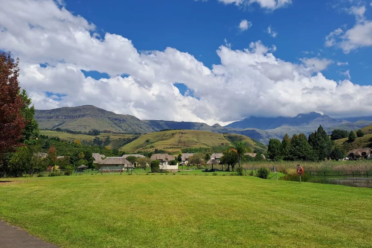 Exquisite 4-Bedroom Luxury Residence in Central Drakensberg — A Prime Investment and Dream Holiday Retreat  - Photo 3