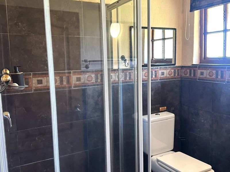 Exquisite 4-Bedroom Luxury Residence in Central Drakensberg — A Prime Investment and Dream Holiday Retreat  - Photo 10