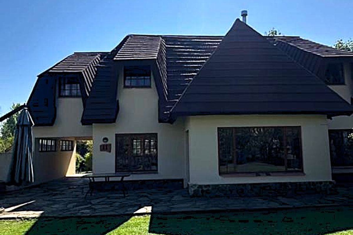 Exquisite 4-Bedroom Luxury Residence in Central Drakensberg — A Prime Investment and Dream Holiday Retreat  - Photo 2