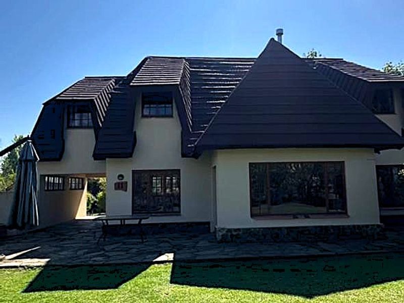 Exquisite 4-Bedroom Luxury Residence in Central Drakensberg — A Prime Investment and Dream Holiday Retreat  - Photo 2