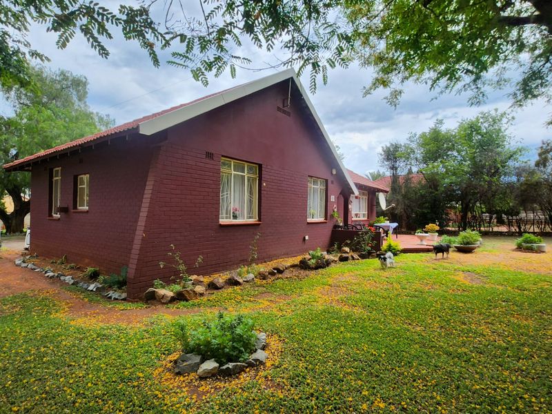 Cozy 3-Bedroom Home with Separate Flat. - Photo 3