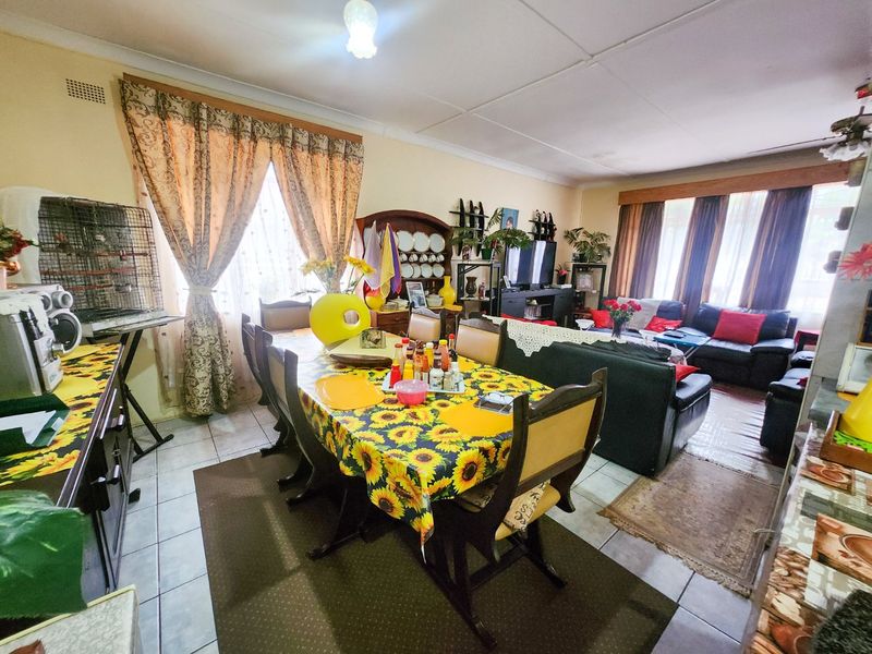 Cozy 3-Bedroom Home with Separate Flat. - Photo 9