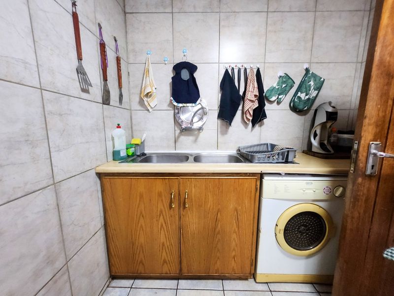 Cozy 3-Bedroom Home with Separate Flat. - Photo 6