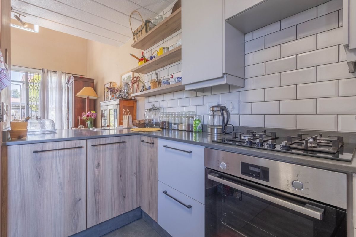 2 Bed Duplex – Stylish, Spacious & Perfectly Located! - Photo 2