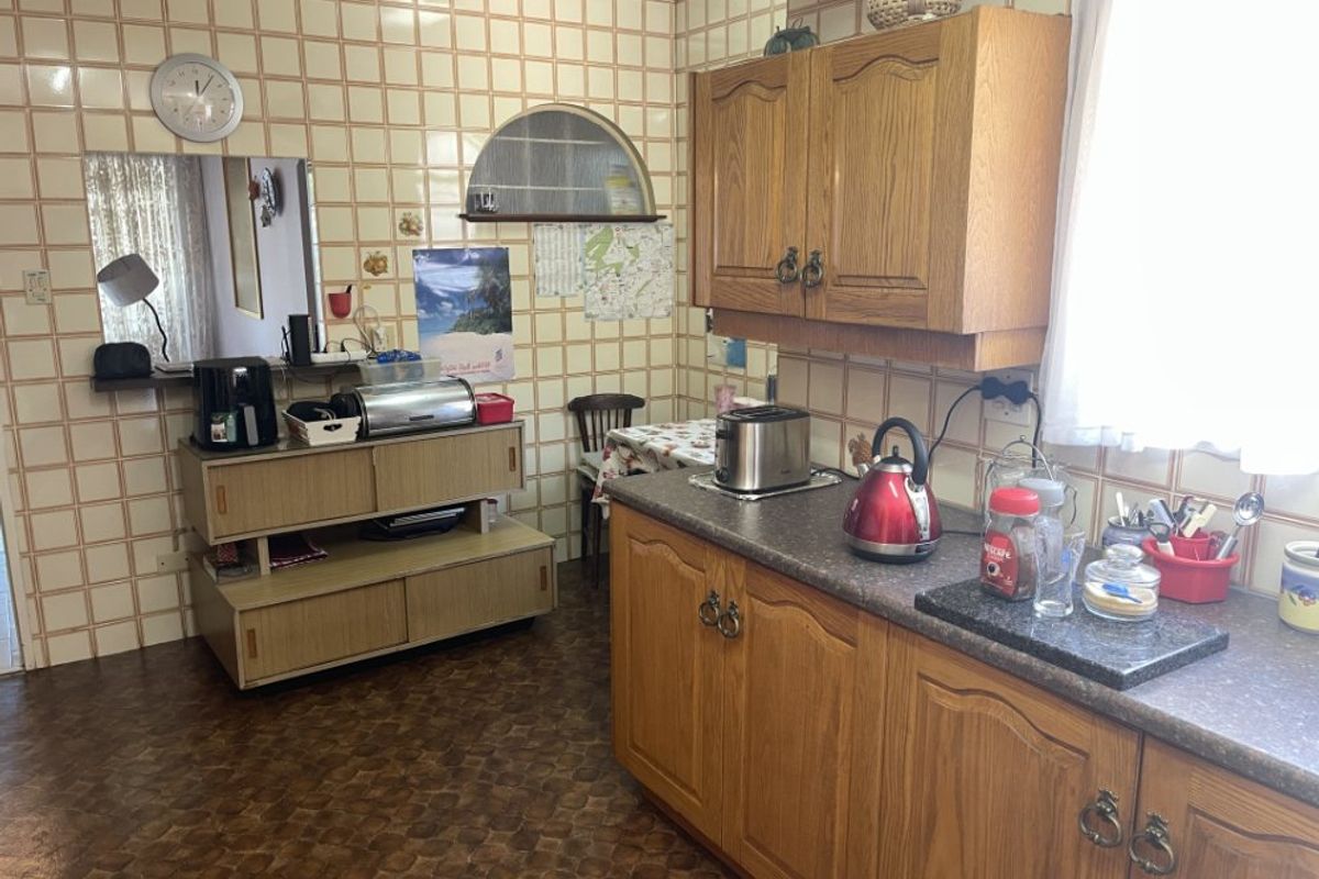 3 Bed House – Charming Family Home with Space and Character! - Photo 3