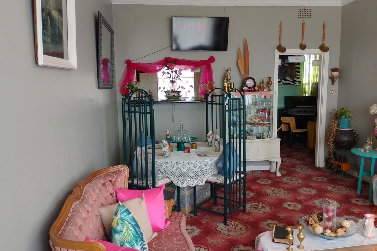 BEAUTIFUL 2-BEDROOM APARTMENT WITH WOODEN FLOORS - Photo 4