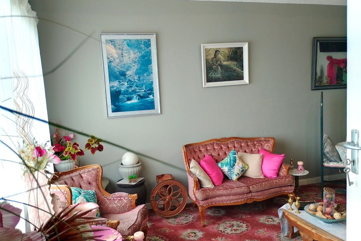 BEAUTIFUL 2-BEDROOM APARTMENT WITH WOODEN FLOORS - Photo 3