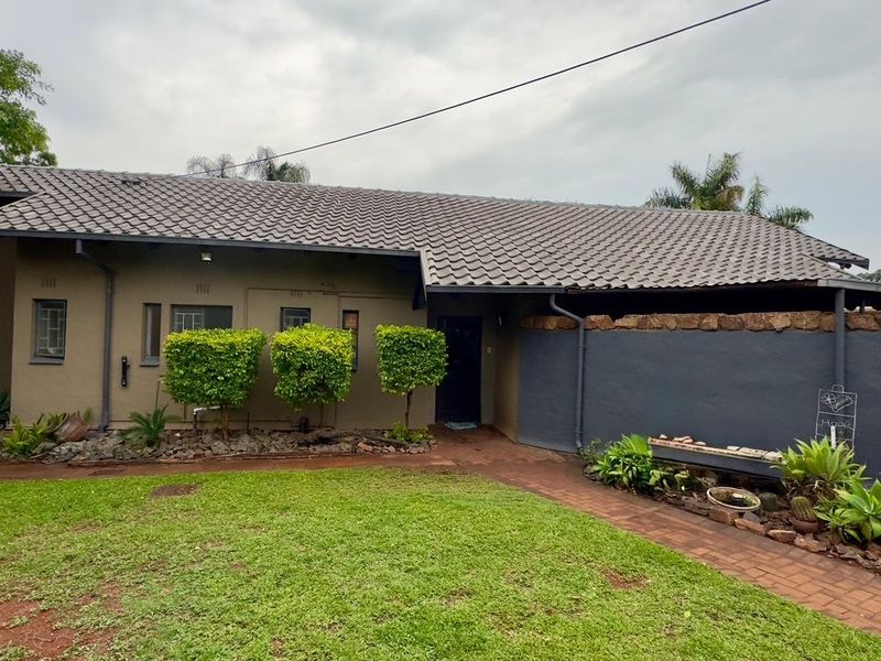 Beautiful 3-Bedroom Family Home for Sale - Annlin ABOVE SEFAKO MAKGATHO! - Photo 2