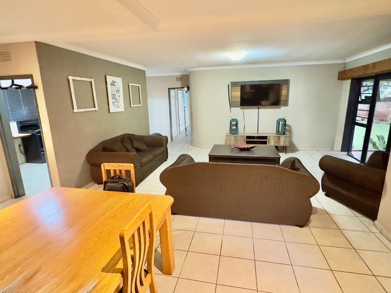Beautiful 3-Bedroom Family Home for Sale - Annlin ABOVE SEFAKO MAKGATHO! - Photo 10