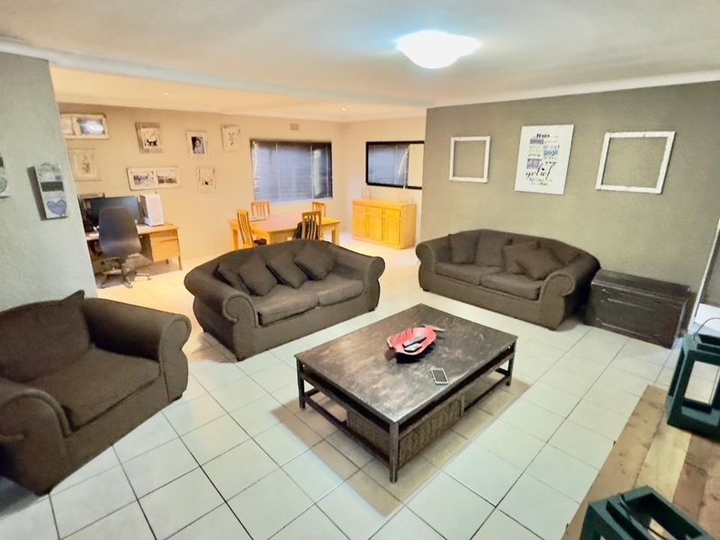 Beautiful 3-Bedroom Family Home for Sale - Annlin ABOVE SEFAKO MAKGATHO! - Photo 9