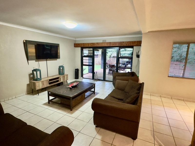 Beautiful 3-Bedroom Family Home for Sale - Annlin ABOVE SEFAKO MAKGATHO! - Photo 7