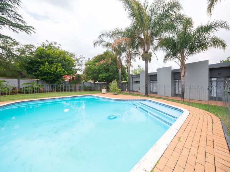 Exquisite Family Home in Prime Eden Glen Location!! - Photo 3