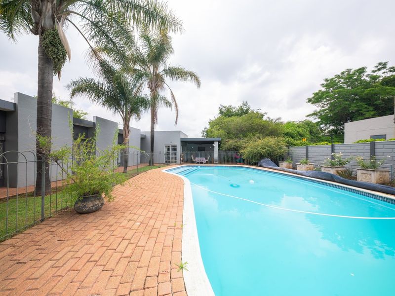 Exquisite Family Home in Prime Eden Glen Location!! - Photo 2