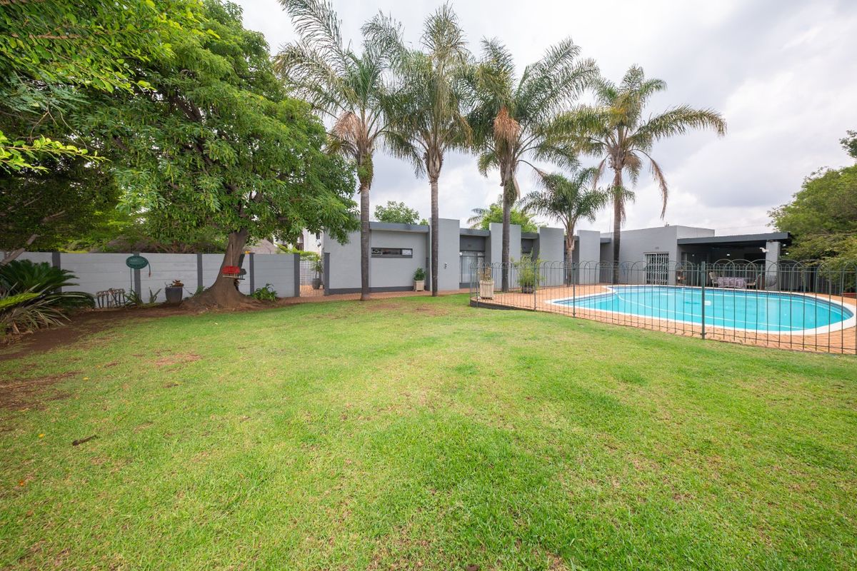 Exquisite Family Home in Prime Eden Glen Location!! - Photo 4