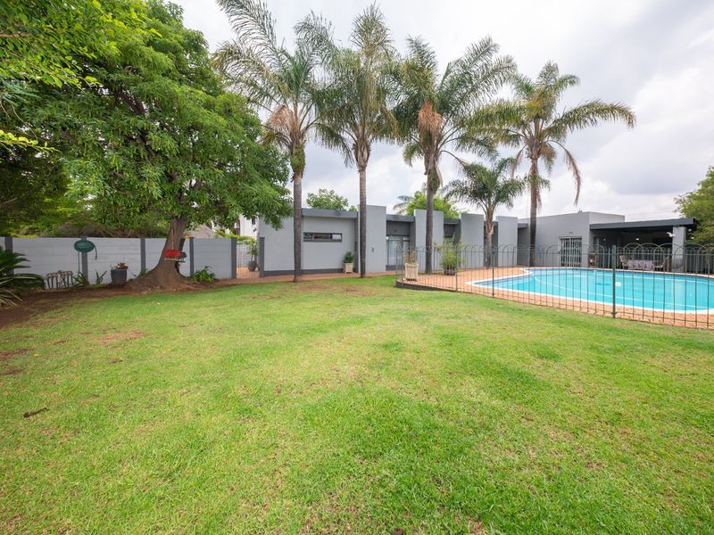 Exquisite Family Home in Prime Eden Glen Location!! - Photo 4