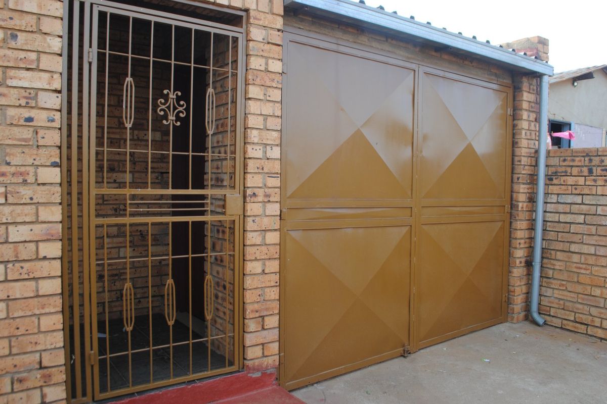 Beautifully Designed 3 Bedroom Family Home - Photo 4