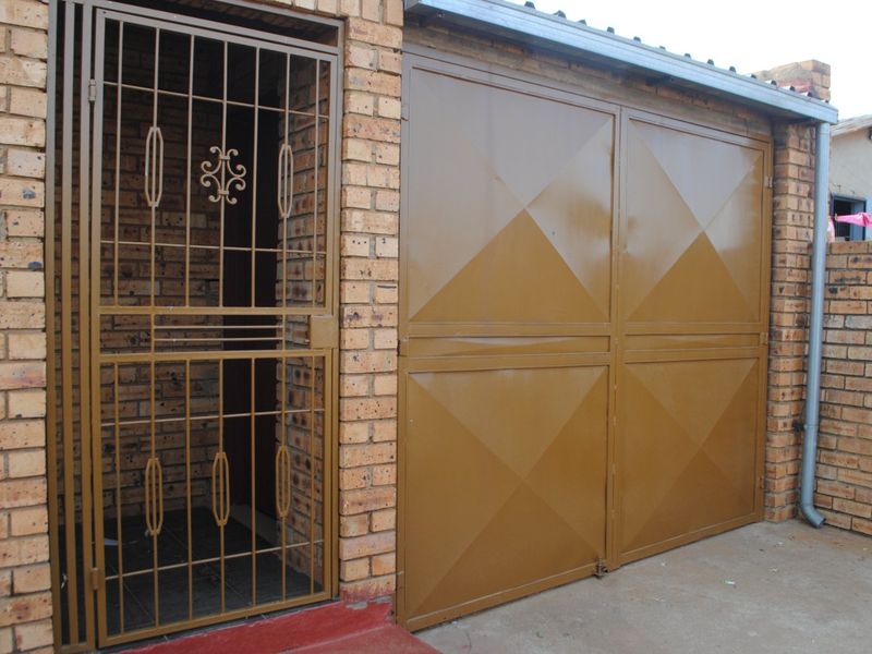 Beautifully Designed 3 Bedroom Family Home - Photo 4