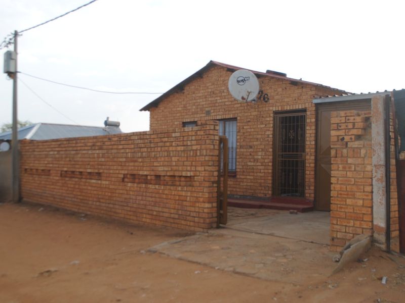 Beautifully Designed 3 Bedroom Family Home - Photo 2