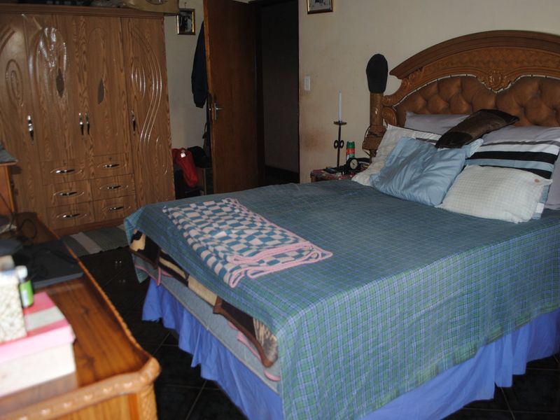 Beautifully Designed 3 Bedroom Family Home - Photo 8