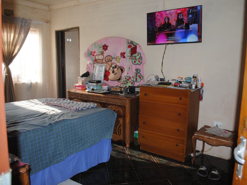 Beautifully Designed 3 Bedroom Family Home - Photo 7