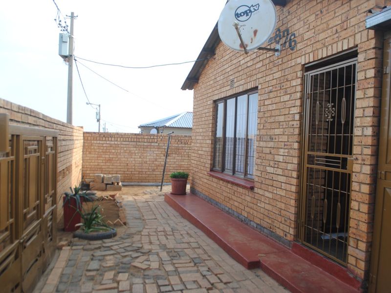 Beautifully Designed 3 Bedroom Family Home - Photo 6