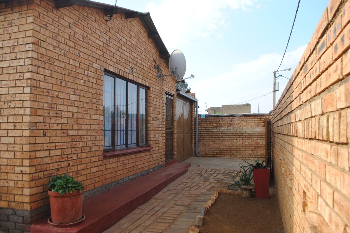 Beautifully Designed 3 Bedroom Family Home - Photo 5