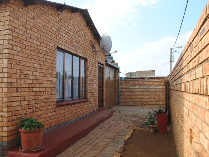 Beautifully Designed 3 Bedroom Family Home - Photo 5