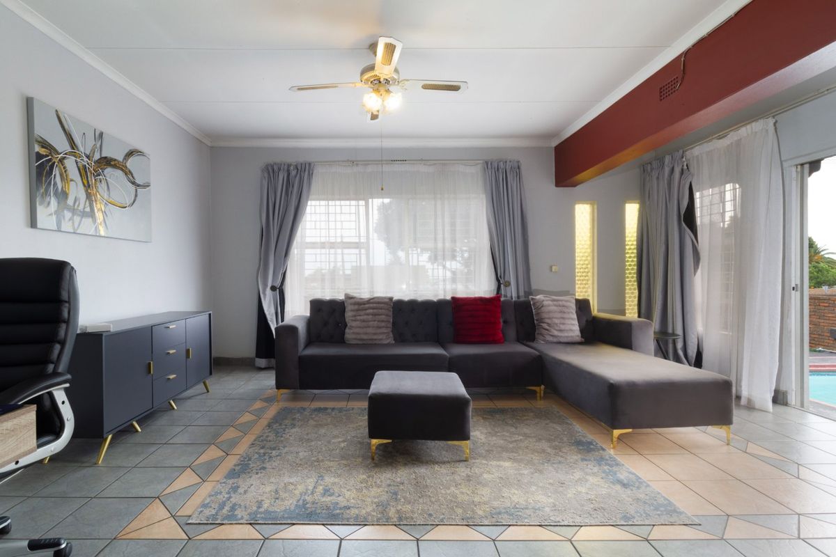 Your Dream Family Home Awaits – Stunning 3-Bedroom Gem with Pool & Double Garage in Germiston! - Photo 4