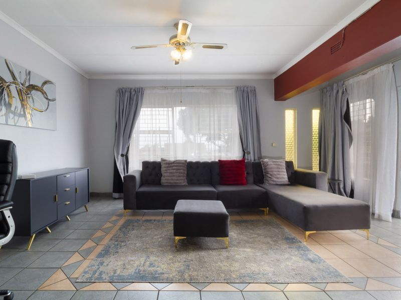 Your Dream Family Home Awaits – Stunning 3-Bedroom Gem with Pool & Double Garage in Germiston! - Photo 4