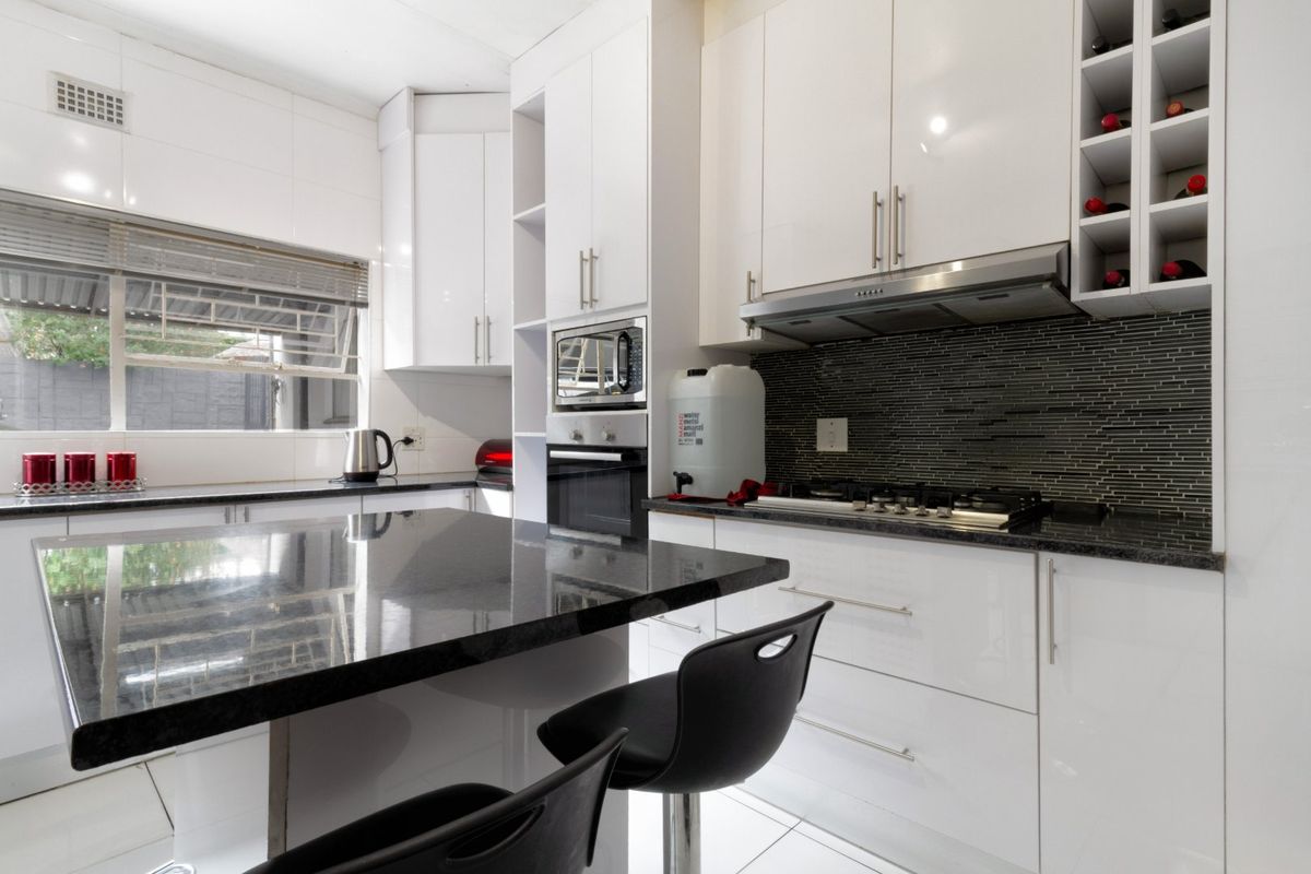 Your Dream Family Home Awaits – Stunning 3-Bedroom Gem with Pool & Double Garage in Germiston! - Photo 2