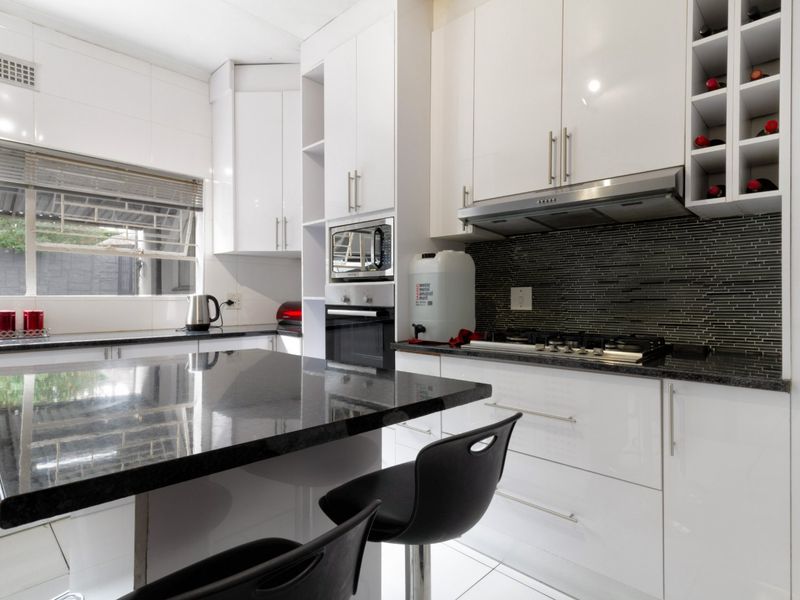 Your Dream Family Home Awaits – Stunning 3-Bedroom Gem with Pool & Double Garage in Germiston! - Photo 2