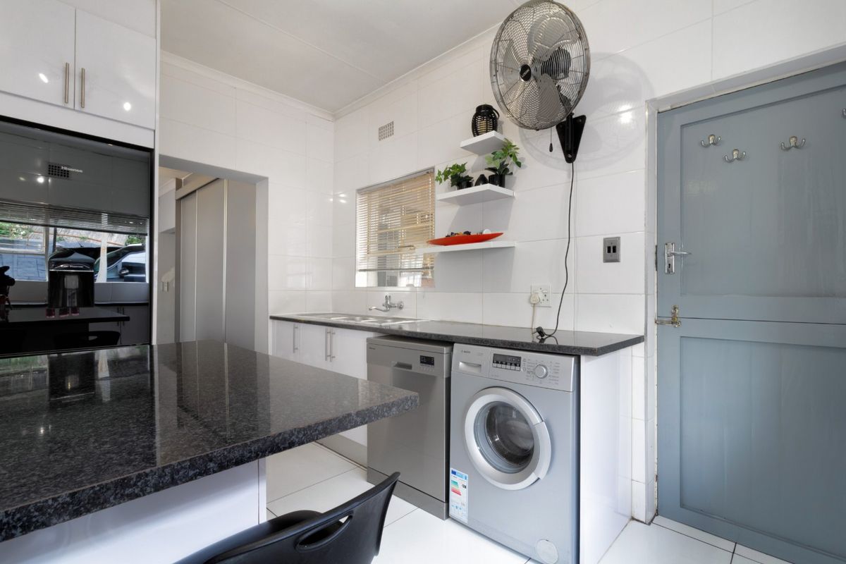 Your Dream Family Home Awaits – Stunning 3-Bedroom Gem with Pool & Double Garage in Germiston! - Photo 3