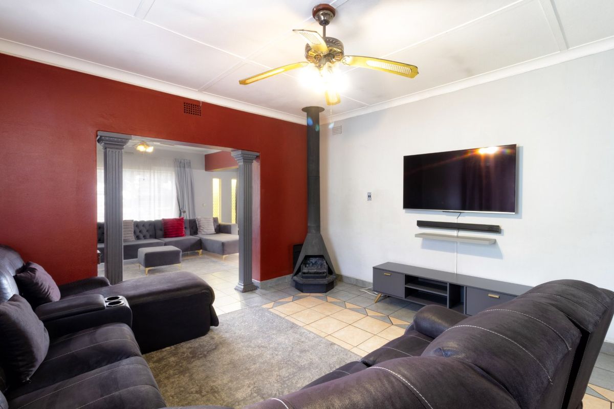 Your Dream Family Home Awaits – Stunning 3-Bedroom Gem with Pool & Double Garage in Germiston! - Photo 5
