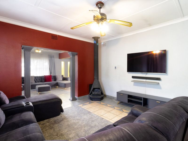 Your Dream Family Home Awaits – Stunning 3-Bedroom Gem with Pool & Double Garage in Germiston! - Photo 5