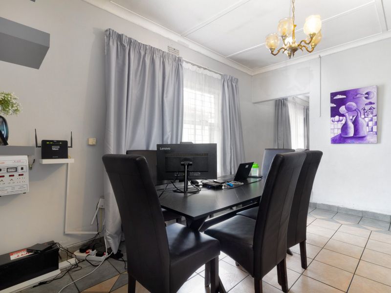 Your Dream Family Home Awaits – Stunning 3-Bedroom Gem with Pool & Double Garage in Germiston! - Photo 9