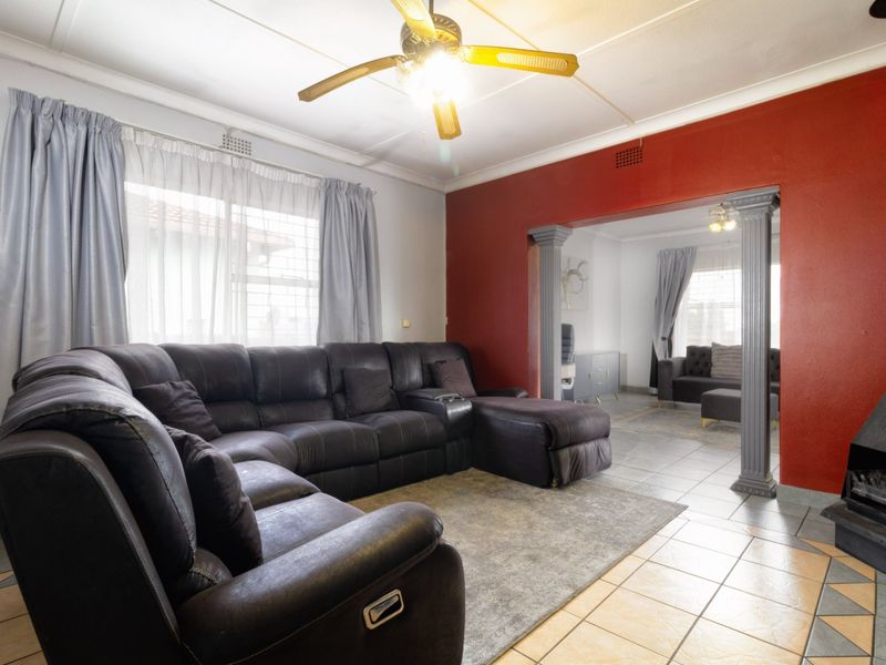 Your Dream Family Home Awaits – Stunning 3-Bedroom Gem with Pool & Double Garage in Germiston! - Photo 8