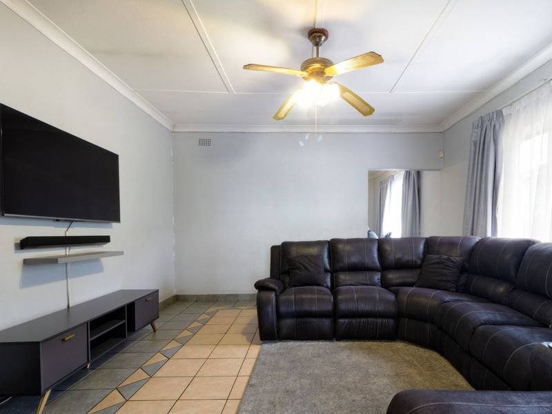 Your Dream Family Home Awaits – Stunning 3-Bedroom Gem with Pool & Double Garage in Germiston! - Photo 7