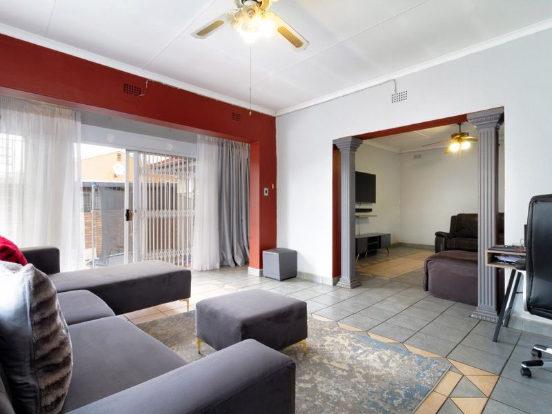 Your Dream Family Home Awaits – Stunning 3-Bedroom Gem with Pool & Double Garage in Germiston! - Photo 6