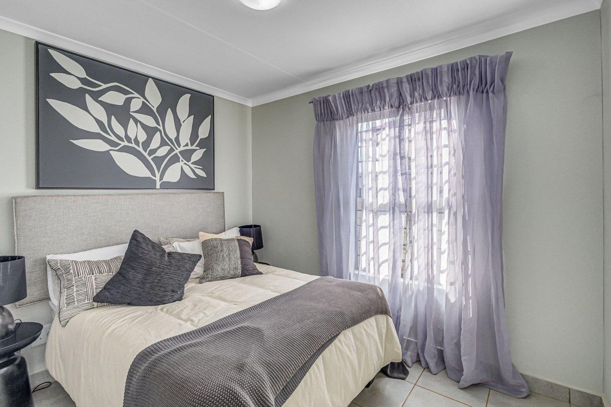 Beautiful 3 bedrooms house for sell in Protea Glen Security Estate!! - Photo 5