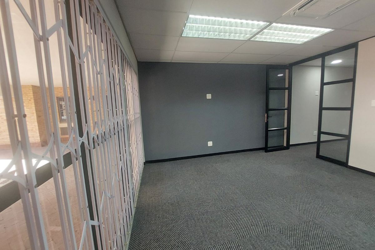 MOVE-IN READY A GRADE OFFICE IN SUNNINGHILL - Photo 3