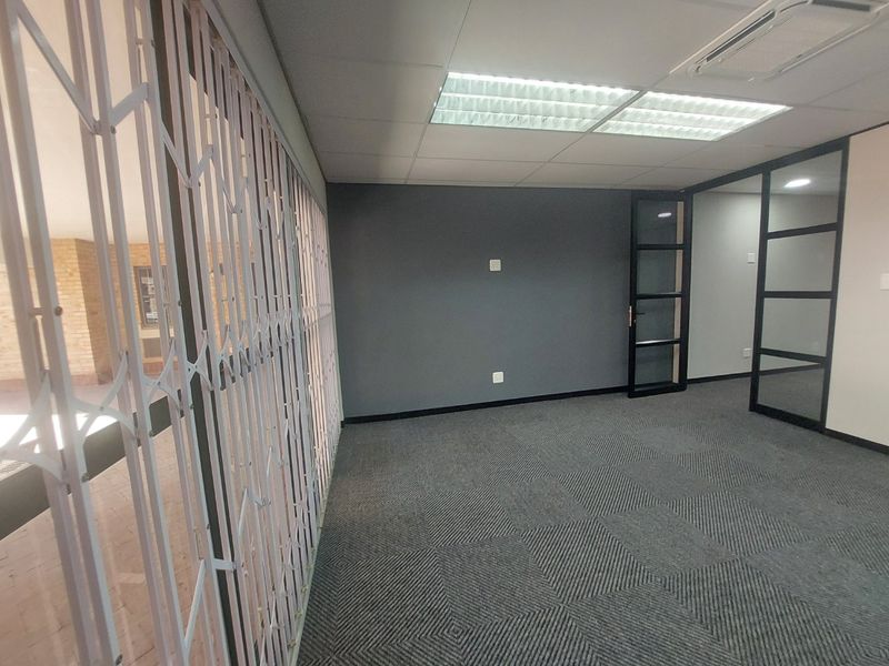 MOVE-IN READY A GRADE OFFICE IN SUNNINGHILL - Photo 3