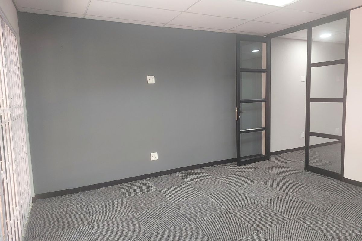 MOVE-IN READY A GRADE OFFICE IN SUNNINGHILL - Photo 4