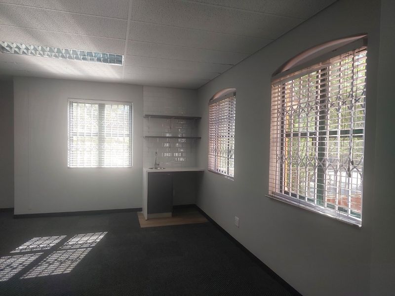 MOVE-IN READY NEW OFFICE SUITE IN SUNNINGHILL - Photo 8