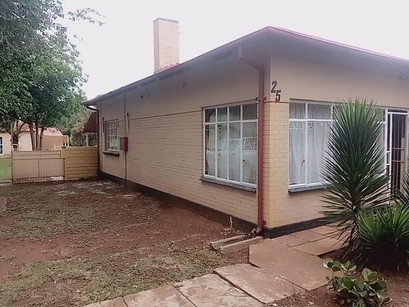 Spacious 3-Bedroom Home with Separate Flatlet – Excellent Value in Orkney - Photo 2