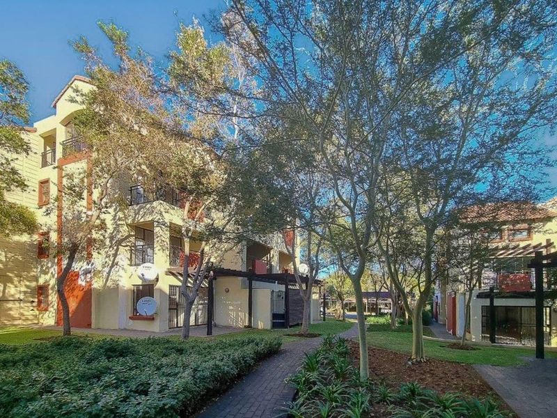 Available immediately!  Lovely and spacious studio apartment! - Photo 2