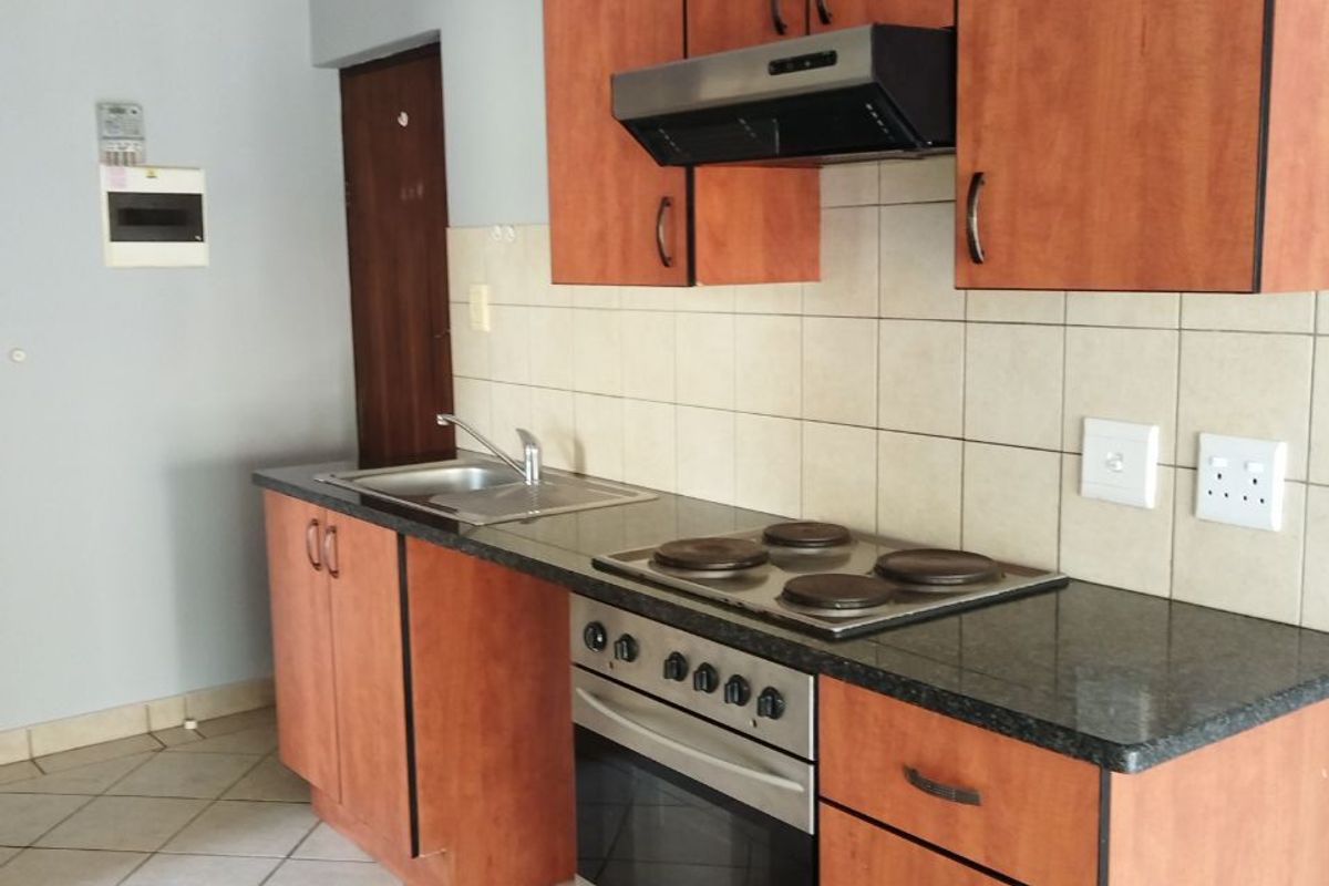 Available immediately!  Lovely and spacious studio apartment! - Photo 4