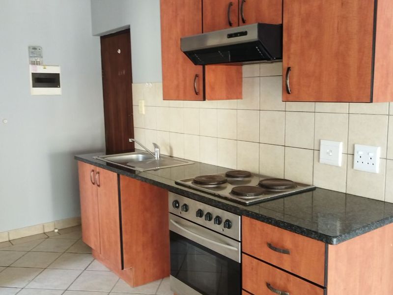 Available immediately!  Lovely and spacious studio apartment! - Photo 4