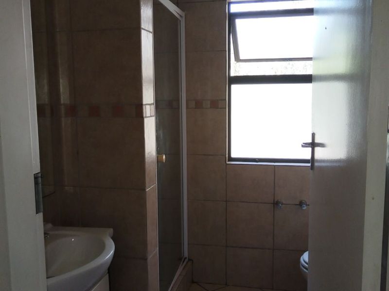 Available immediately!  Lovely and spacious studio apartment! - Photo 8