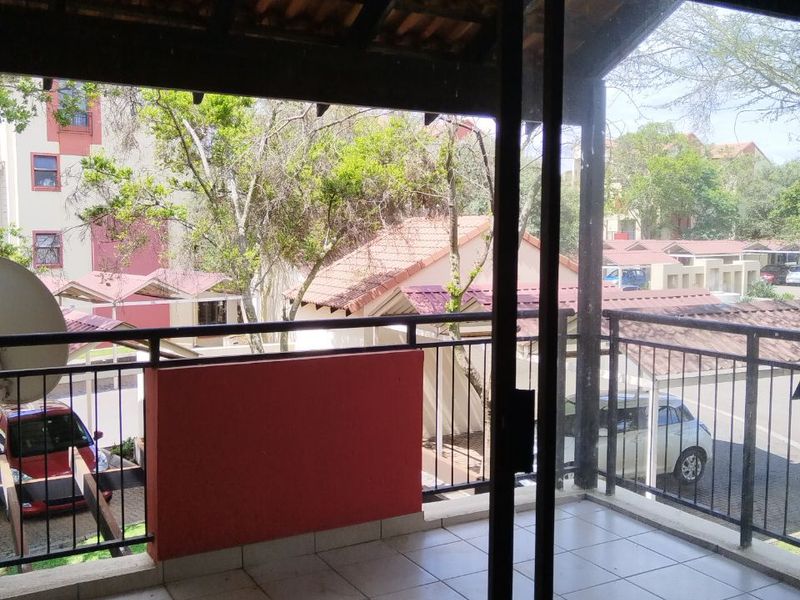 Available immediately!  Lovely and spacious studio apartment! - Photo 9