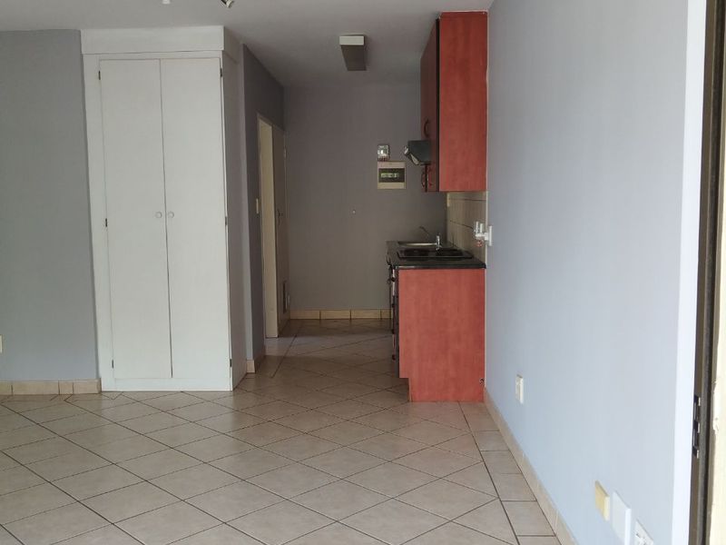 Available immediately!  Lovely and spacious studio apartment! - Photo 7